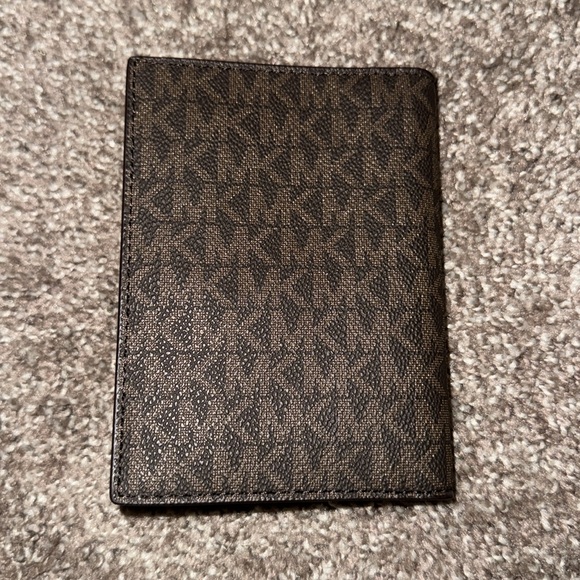 Michael Kors Passport Cover/Wallet. NWOT - Picture 3 of 3